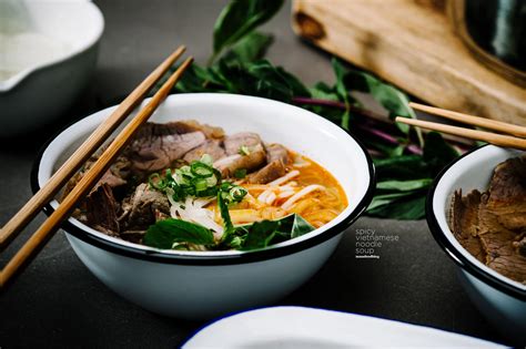  Bún Bò Huế! En livlig kombination av kryddig buljong och möra köttstycken