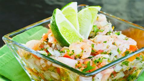  Ceviche de Pescado - En Färskande Smaksensation från Acapulco som Sammanflättar Citrusfräschör med Saltstänkta Marinerade Havets Skatter!