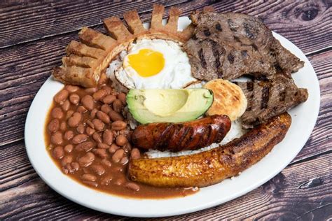  Bandeja Paisa: En Smaksensation av Kraftfull Latinamerikansk Kokkonst och Färska Ingredienser!