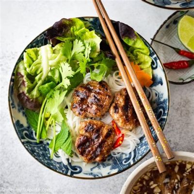 Bún Chả  - En aromatisk blandning av grillade köttbullar och vermicelli nudlar som dansar i en smakrik nuoc cham sås!