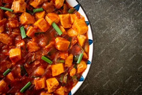  Mapo Doufu – En Explosiv Smakbomb av Kryddig Sichuan och Silkeslen Tofu?