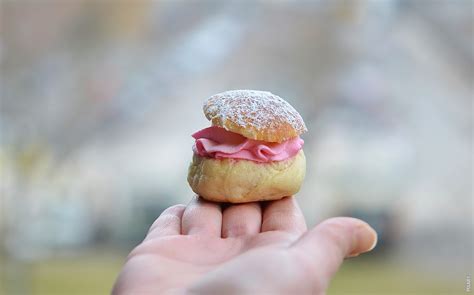  Sajji! En flammande upplevelse av kryddat kött som smälter i munnen.