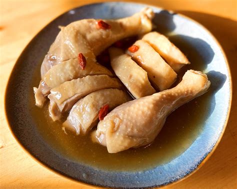  Shaoxing Drunken Chicken: En ljuvlig kombination av kryddiga marinader och mjukt kokta hönslår!