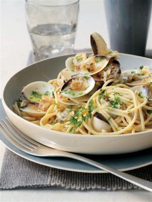  Spaghetti alle Vongole! En fest för smaklökarna med den perfekta kombinationen av havets färska smaker och en krämig vitvinsås.